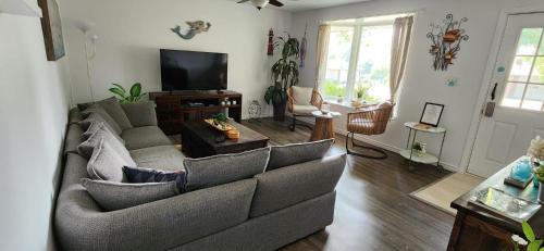 Crystal Beach House | Boho Cottage - Hot tub and close to Beach