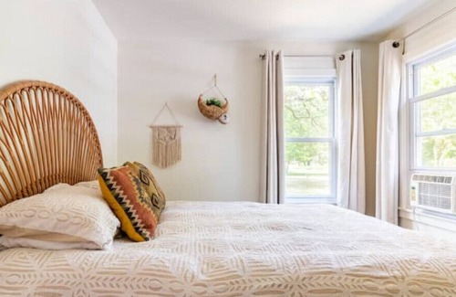 Alburg Cottage | Boho Cottage with Stunning Lake Viewsn