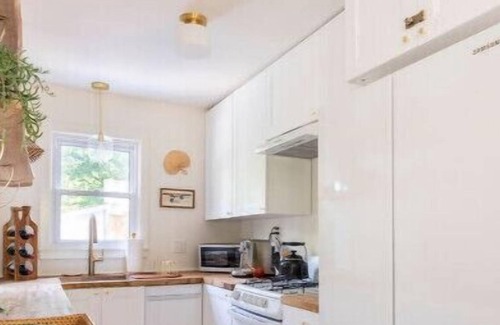 Alburg Cottage | Boho Cottage with Stunning Lake Viewsn