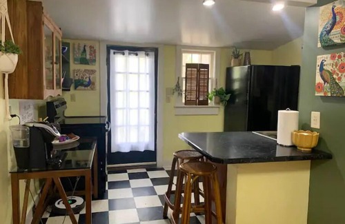 Bloomington House | Boho Garden Bungalow: Walk to Lotus Fest Special!