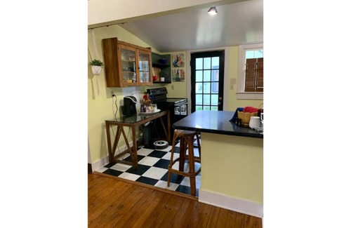 Bloomington House | Boho Garden Bungalow: Walk to Lotus Fest Special!