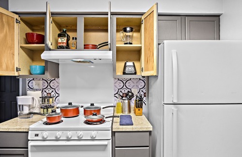 Aurora Apartment | Boho Jungle Themed Apartment/75"TV/MemoryFoam Mattresses/FastWiFI/AppleTV/