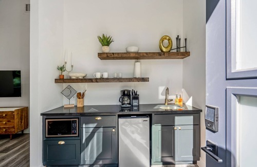 Greater East End Apartment | Boho Lodge Studio @ East Downtown