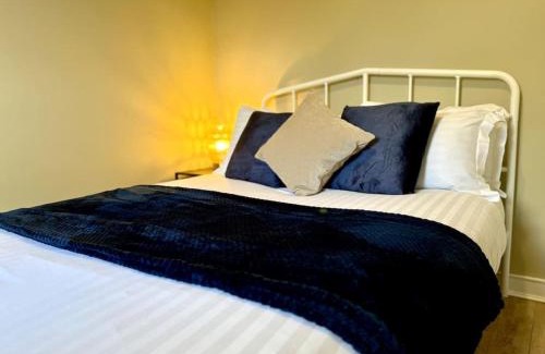 Southampton City Centre House | Boho Modern Entire House in Southampton - Sleeps 13 - 5 Bedrooms - 7 Beds - Overlooking the original city walls -walking Distance to the city centre & Cruise Terminals - Private garage