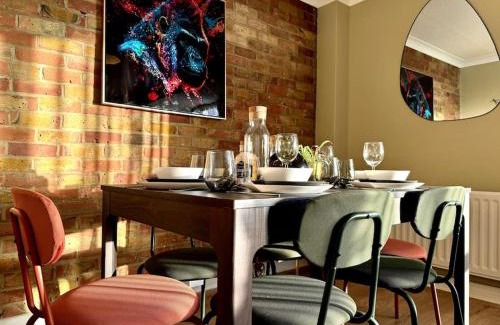 Southampton City Centre House | Boho Modern Entire House in Southampton - Sleeps 13 - 5 Bedrooms - 7 Beds - Overlooking the original city walls -walking Distance to the city centre & Cruise Terminals - Private garage