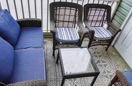 Rehoboth Beach Condo | Boho Rehoboth condo-2bd/3.6mi to Beebe/.5mi outlets/walk to coffee!