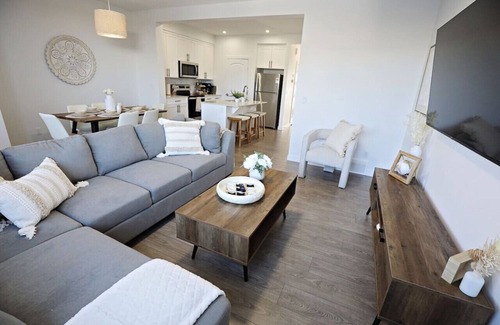 Northwest Edmonton House | BoHo Retreat with King Beds|Golf|Disney+|Near WEM