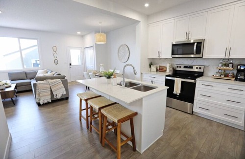 Northwest Edmonton House | BoHo Retreat with King Beds|Golf|Disney+|Near WEM