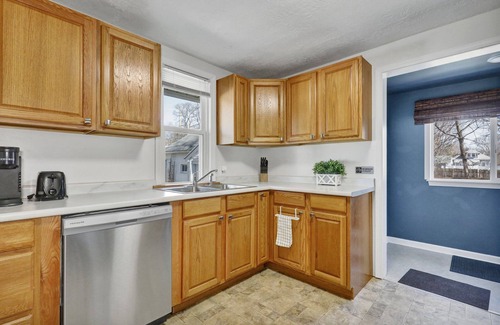 Lansing House | Boho - Retro Style in Lansing - 10 minutes to MSU's Campus