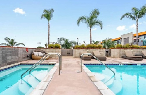 National City Apartment | Boho Rooftop Pool & Hot Tub Apt