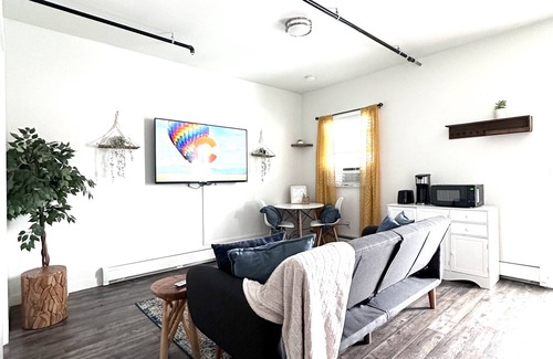 Scenic Heights Apartment | ⛰️Boho Studio⛰️ Close to Denver, Luxury King Bed, short walk from Scenic views!