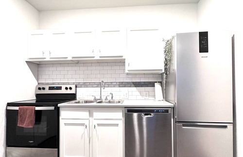 Scenic Heights Apartment | ⛰️Boho Studio⛰️ Close to Denver, Luxury King Bed, short walk from Scenic views!