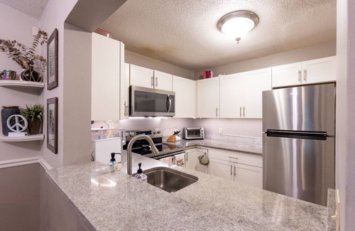 Palm Valley House | Boho-Style 2 Bed 2 Bath - 5 Mins From The Beach - Fenced In Yard - Pet Friendly