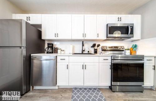 North Central Edmonton House | Boho Suite - Long Stays - King Bed - Fireplace & WiFi