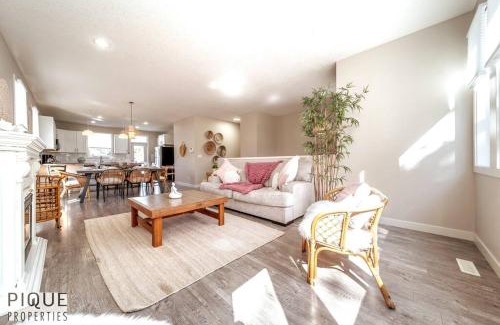 North Central Edmonton House | BoHo Vibes - Patio & BBQ - King Bed - Garage Parking