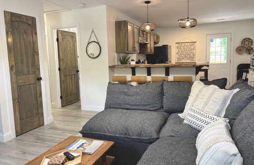East Lake House | Boho West Villa New 3BR Hot Tub Fire Pit Games 10 Min to Downtown