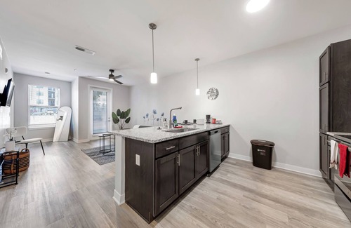 St. Peters Apartment | Bold 2129 I Modern Apartment with Free Parking