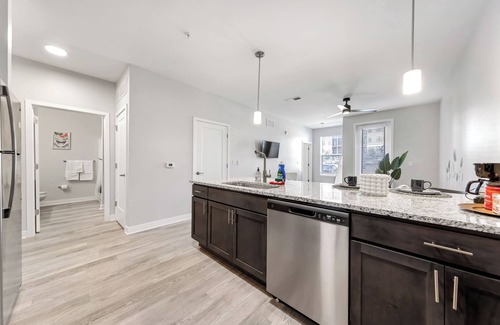 St. Peters Apartment | Bold 2129 I Modern Apartment with Free Parking