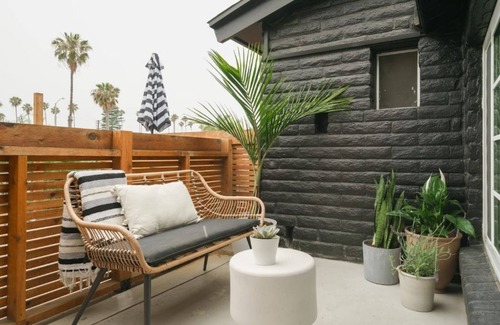 South Oceanside Apartment | 'Bold As Love' Suite 1 *Walking distance to beach & shops*