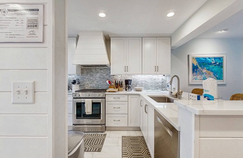 Spinnaker Beachhouses Villa | Bold villa with grill, outdoor shower & deck - by beach and Camp St. Christopher