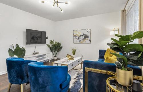 Bolingbrook House | Bolingbrook King Bed 7 min to Hwy & Mall