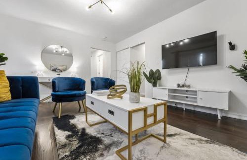 Bolingbrook House | Bolingbrook King Bed 7 min to Hwy & Mall