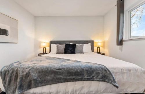 Bolingbrook House | Bolingbrook King Bed 7 min to Hwy & Mall