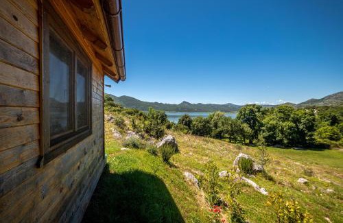 Karuc House | Boljesestre Lake retreat