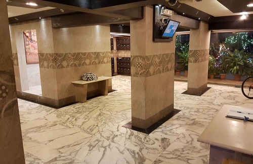 Lokhandwala Complex Apartment | Bollywood Apartment - Beautiful, Private , Safe & Secure