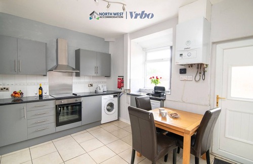 Bolton House | Bolton 2 Bedroom House | Free Parking & WiFi | Ideal for Long Stays