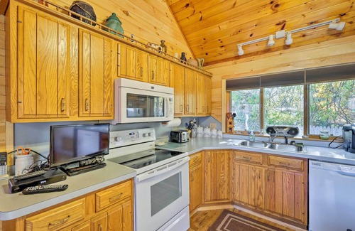 Bolton Landing Cottage | Bolton Landing Cottage w/Deck, Walk to Beach!