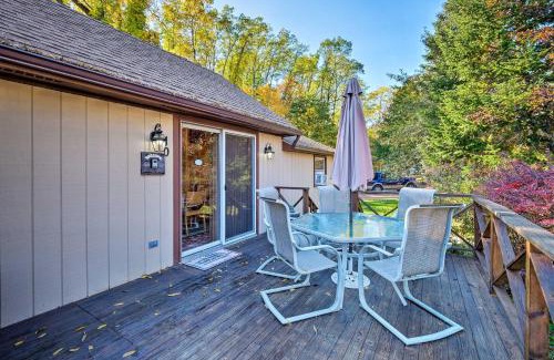 Bolton Landing House | Bolton Landing Cottage with Deck, Walk to Beach!