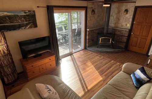 Addington Highlands House | Bon Echo Escape - South