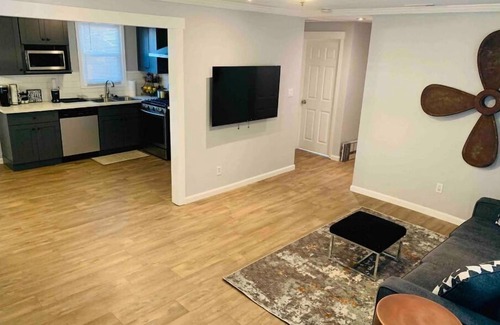 Oakland House | Bon Voyage Home. Great For Getting Around Town!