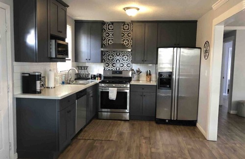 Oakland House | Bon Voyage Home. Great For Getting Around Town!