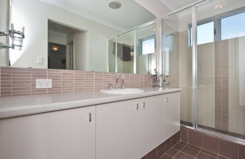 Redcliffe Apartment | Bonassola Night Stop - FREE Wi-Fi