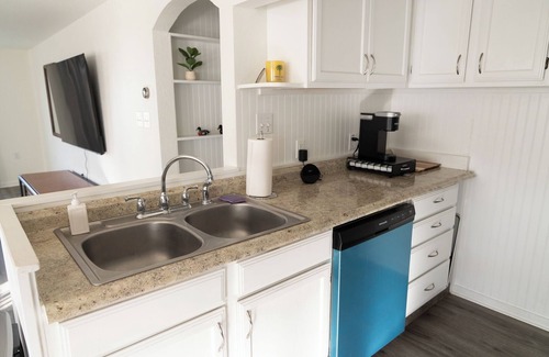 Flour Bluff House | Bonfire bliss w/Cornhole and Relaxation Ten Minutes From The Beach