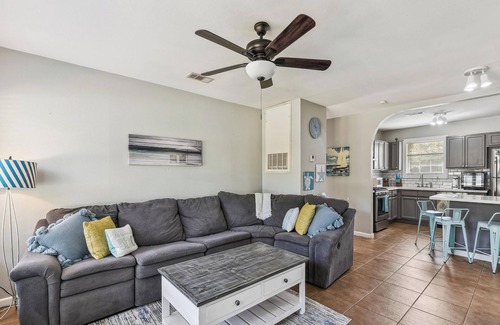 Galveston House | Bonita Beach House | Close to UTMB & Cruise Terminals +Dog Friendly + Firepit!