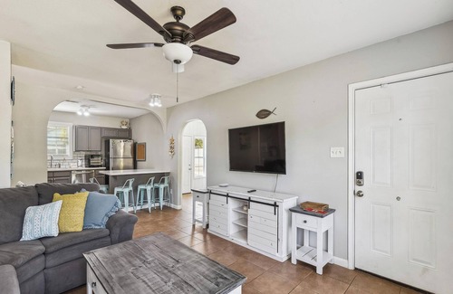 Galveston House | Bonita Beach House | Close to UTMB & Cruise Terminals +Dog Friendly + Firepit!