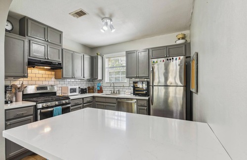 Galveston House | Bonita Beach House | Close to UTMB & Cruise Terminals +Dog Friendly + Firepit!