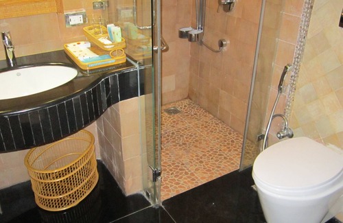 Manjakuppam Hotel | Bonjour Bonheur Ocean Spray