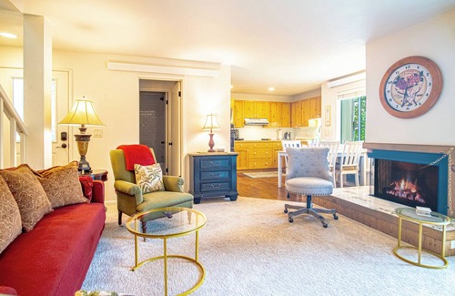 Elkhorn Village Condo | Bonne Vie 2247 Sunny & Spacious 4 Bedroom Condo in the Heart of Elkhorn Village