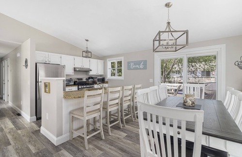 Bonnet Shores House | Bonnet Shore House 4 mi. to Narragansett Town Beach, 20 minutes to Newport, A/C