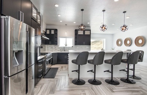Tooele County House | Bonneville Salt Flats Secluded Luxury Modern Home! Hot Tub!