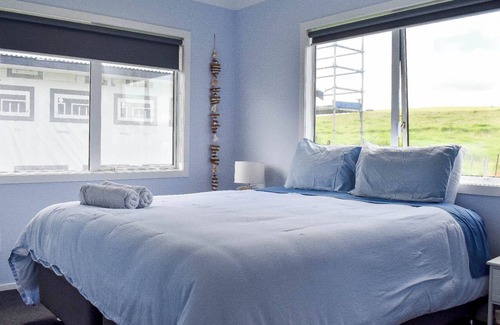 Baylys Beach House | Bonnie Bach with Sea Views