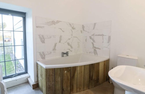 Coed-Y-Paen Cottage | BONNIE BARN, family friendly, with a garden in Usk