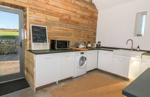 Coed-Y-Paen Cottage | BONNIE BARN, family friendly, with a garden in Usk