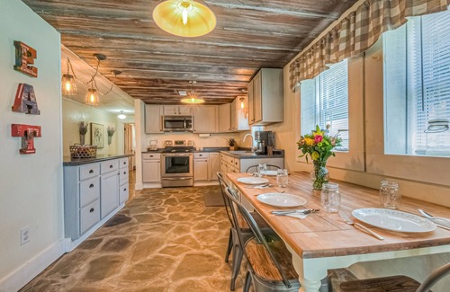 Mohawk Other | Bonnie Blue Farmhouse: Charming home in rural TN!