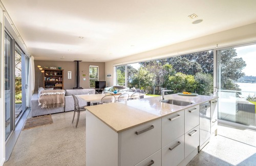 Surfdale House | Bonnie Doon l Be My Guest Waiheke