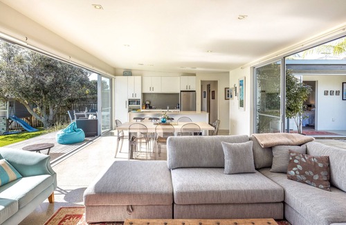 Surfdale House | Bonnie Doon l Be My Guest Waiheke